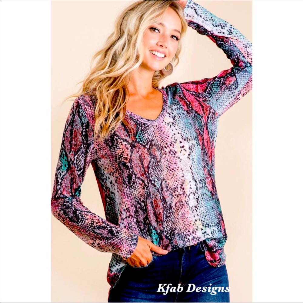 Perfect🔥Cranberry/black snake print v-neck-soft!